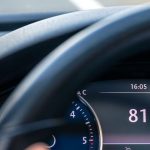 volante-coche-cerca-alta-velocidad-conduciendo-carretera-1-1-1500x480